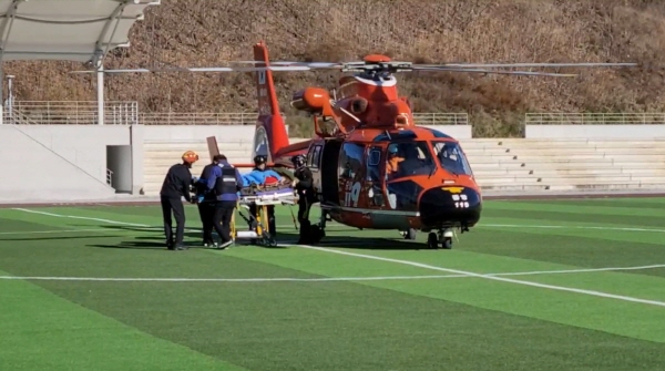 ▲ 의정부을지대학교병원이 지난 4일 낮 천마산에서 헬기로 이송된 환자를 지상 헬리포트를 통해 도착 약 70초 만에 응급실로 이송했다.
