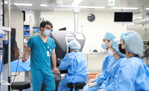 ▲ 가톨릭대학교 서울성모병원 로봇수술센터는 최근 가톨릭대학교 성의교정 의생명산업연구원 5층 국제술기교육센터에서 SP Cadaver Workshop 및 Dry lab을 개최했다.