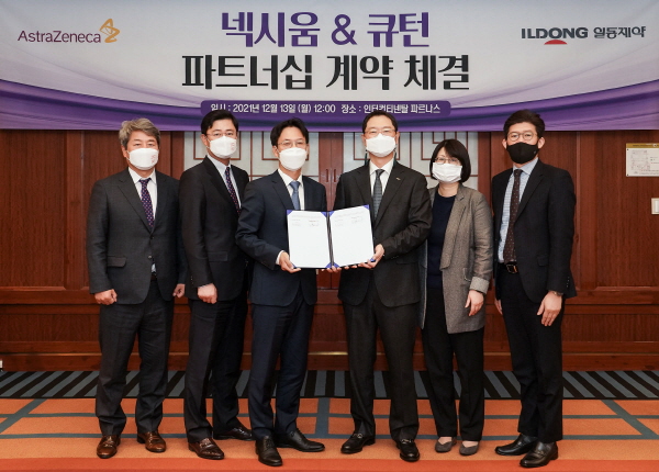 ▲ 한국아스트라제네카와 일동제약이 지난 13일 위식도역류질환 치료제 ‘넥시움(성분명 에소메프라졸)’과 제2형 당뇨병 치료제 ‘큐턴(성분명 삭사글립틴/다파글리플로진)’의 파트너십 계약을 체결하고, 이를 기념하는 협약식을 가졌다.