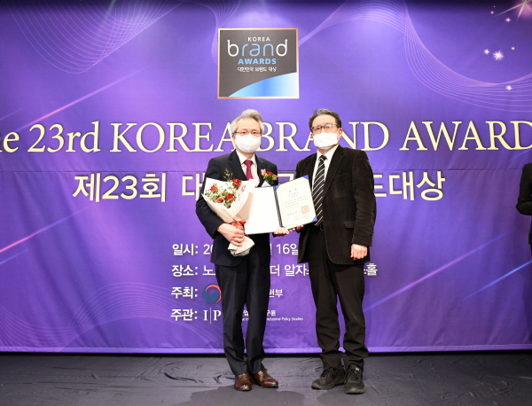 ▲ 한미약품이 독창적이고 창의적인 브랜드 경영을 통해 산업 경쟁력을 향상시킨 공로를 인정받아 국내 유일의 정부 주관 브랜드대상의 최고 포상인 대통령상을 수상했다. 