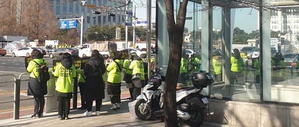 ▲ 2021년을 열흘 남겨둔 22일, 간호법 제정안 연내 국회 통과를 촉구하고 있는 대한간호협회의 세 번째 수요 집회가 열렸다.