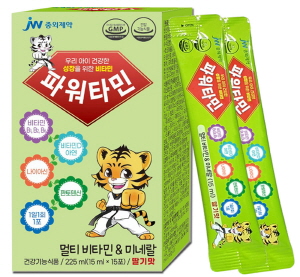 ▲ JW중외제약은 영양 불균형이 걱정되는 성장기 어린이의 건강을 돕는 액상형 멀티비타민 ‘파워타민’을 출시했다고 27일 밝혔다.