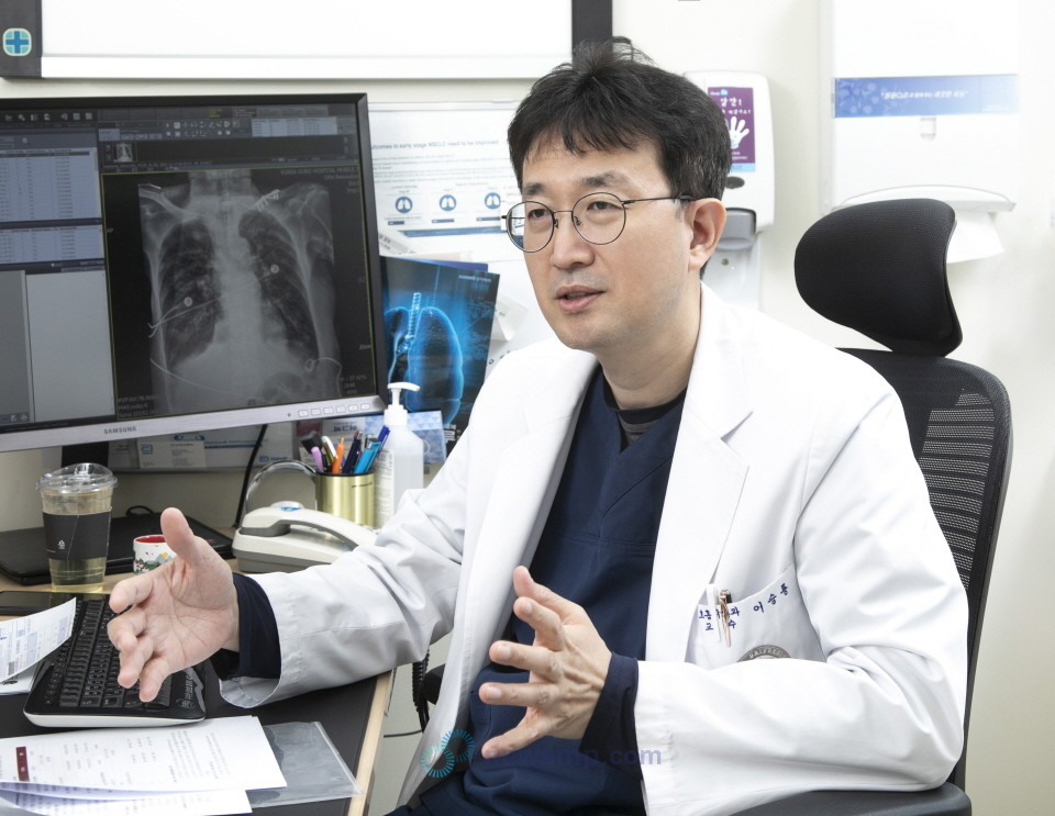 ▲ 이승룡 교수는 예측 불가능한 미래를 위해 효과가 입증된 치료제를 아낄 필요는 없다고 단언했다. 아무리 좋은 치료제라 하더라도 환자의 상태가 현재보다 더 악화된 상태에서 더 나은 결과를 기대하기란 어렵다는 지적이다.