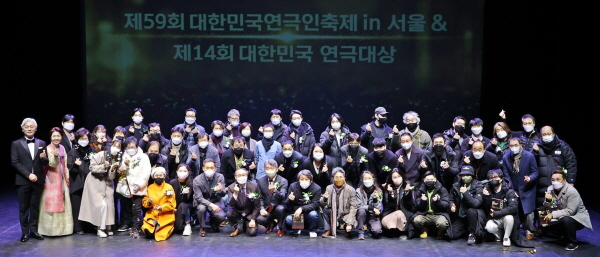▲ 한미약품이 코로나19 팬데믹으로 어려운 상황에서도 무대를 지키며 관객들과 호흡을 같이해 온 연극인들을 격려하고 지원했다.