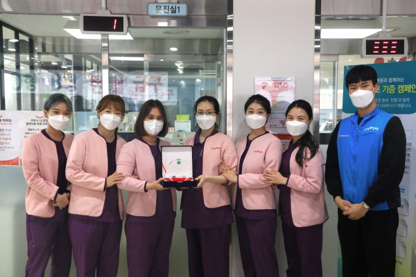 ▲ 가톨릭대학교 성의교정 가톨릭조혈모세포은행이 지난달 한마음혈액원 헌혈카페 안산점과 미아사거리점에 감사패를 전달했다.