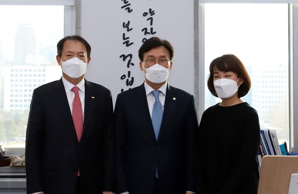 ▲ 대한치과의사협회 박태근 협회장은 지난 23일 국회 보건복지위원회 김민석 위원장과 면담을 갖고, 국가 구강검진에 파노라마 촬영 추가, 한국치의과학연구원 설립 등 치과계 핵심 현안들에 대해 설명하고 의견을 나눴다.