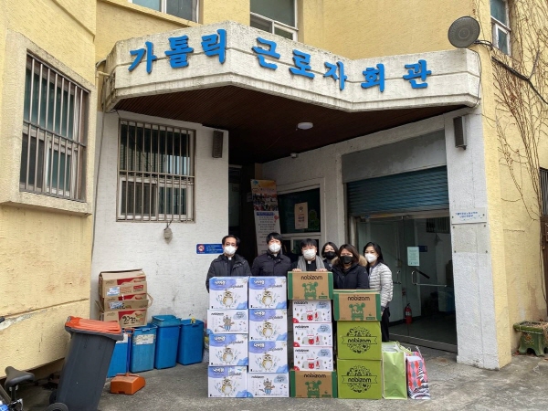 ▲ 대구가톨릭대학교 루가캠퍼스 교목실은 지난해 말 가톨릭 근로자 회관에 외국인 근로자를 위한 성탄 맞이 생필품을 전달했다고 1월 7일(금) 밝혔다.