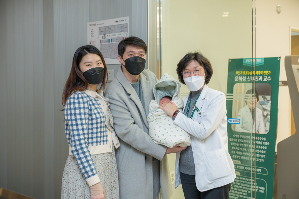 ▲ 인구 100만 명 중 1~2명이 앓는 희귀질환인 선천성 무피브리노겐혈증을 앓고 있는 산모가 이대서울병원 모아센터에서 건강한 남아를 출산했다.