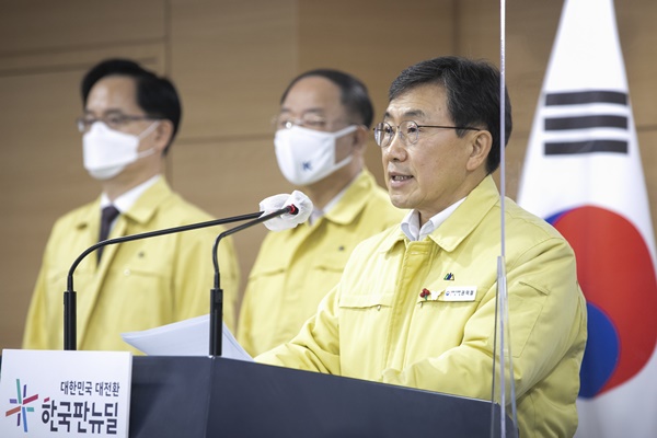 ▲ 정부가 현재의 사회적거리두기 강화조치를 내달 6일까지 3주 연장한다고 발표했다. 다만, 사적모임 인원은 기존 4명에서 6명으로 완화했다. 오미크론 변이 확산을 대비해 방역 및 의료 대응체계의 전환 준비에 본격적으로 나섰다.