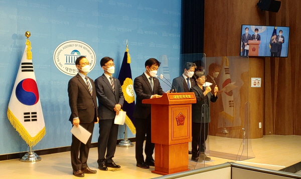 ▲ 더불어민주당 대한민국 대전환 제20대 대통령선거 중앙선거대책위원회 직능본부는 17일 국회소통관에서 ‘간호법 제정, 지금이 골든타임입니다’라는 간호법 제정 촉구 기자회견을 개최했다.