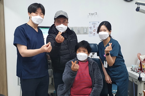 ▲ 순천향대천안병원 이비인후과 의료진이 한 청각장애인의 수술과 재활을 도와 주위에 따뜻한 감동을 전하고 있다.