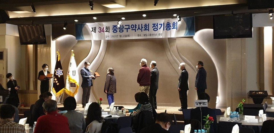 ▲ 중랑구약사회는 30년 이상 약국을 경영한 회원들에게 감사패를 전달했다.