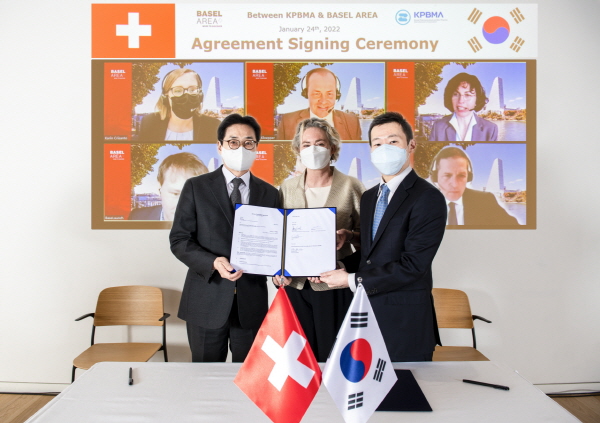 ▲ 한국제약바이오협회는 지난 24일 서울 종로구 주한 스위스대사관에서 스위스 바젤 투자청과 헬스케어 엑셀러레이터 ‘바젤론치’(BASELAUNCH) 파트너십 협약을 체결했다고 25일 밝혔다.