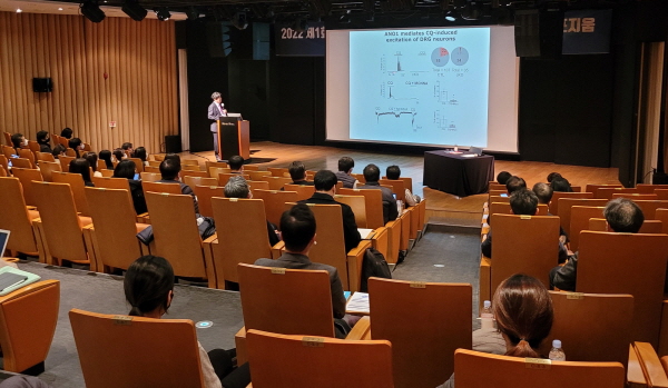 ▲ 대웅제약의 신약개발 전문 자회사 아이엔테라퓨틱스는 지난 26일 서울 삼성동 대웅제약 신관 베어홀에서 제1회 이온 채널 뉴로사이언스(Ion Channel-Neuroscience) 신약개발 심포지엄을 성공적으로 마쳤다고 27일 밝혔다.