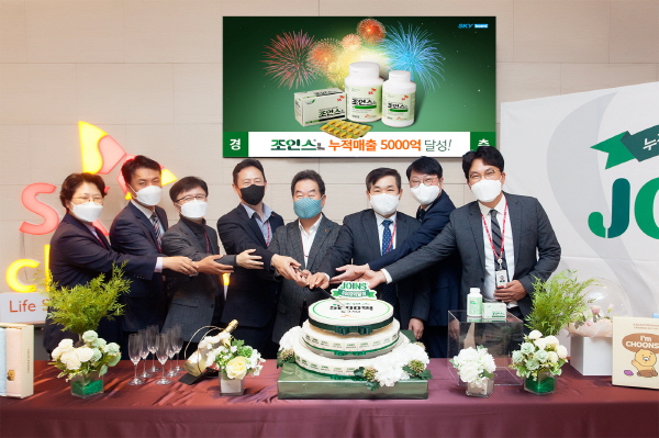 ▲ SK케미칼은 2002년 출시한 천연물의약품 1호 조인스정이 누적 매출 5000억을 돌파했다고 8일 밝혔다.
