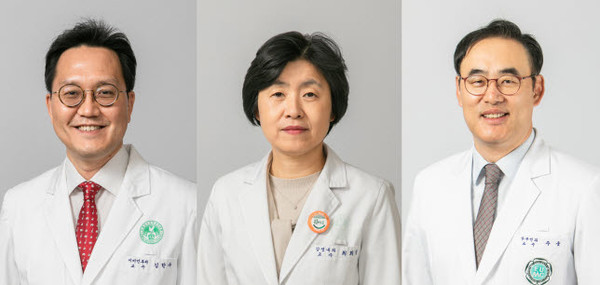 ▲ (좌측부터) 김한수 의료원 전략기획본부장, 최희정 이대목동병원 진료부원장, 주웅 이대서울병원 진료부원장