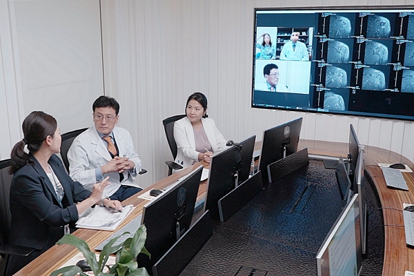 ▲ 서울아산병원은 한국보건산업진흥원이 주관한 ‘ICT(정보통신기술) 기반 사전상담 및 사후관리 지원 시범사업’에 참여해 작년 9월부터 11월까지 세 달 간 몽골 환자 102명에게 원격상담을 성공적으로 시행했다고 최근 밝혔다.