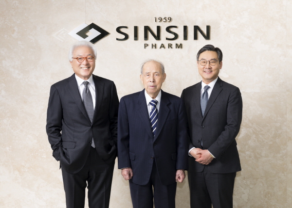 ▲ (좌측부터) 김한기 회장, 이영수 명예회장, 이병기 대표이사 사장
