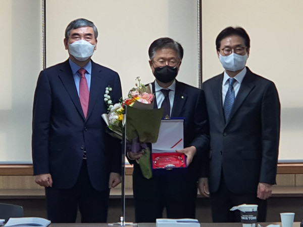 ▲ (좌측부터) 이관순 이사장, 조욱제 사장, 원희목 회장.