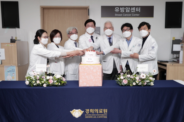 ▲ 경희의료원은 17일(목), 후마니타스암병원 3층에 유방암센터를 확장ㆍ이전, 환경개선을 통해 새롭게 탈바꿈된 공간에서 진료를 시작했다고 밝혔다.