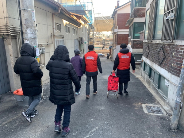 ▲ 한국건강관리협회 서울동부지부는 지난 23일(수) 동대문종합사회복지관을 방문해 사랑의 도시락배달 봉사활동을 실시했다.