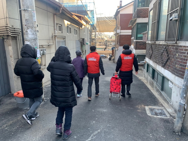 ▲ 한국건강관리협회 서울동부지부는 지난 23일(수) 동대문종합사회복지관을 방문해 사랑의 도시락배달 봉사활동을 실시했다. 