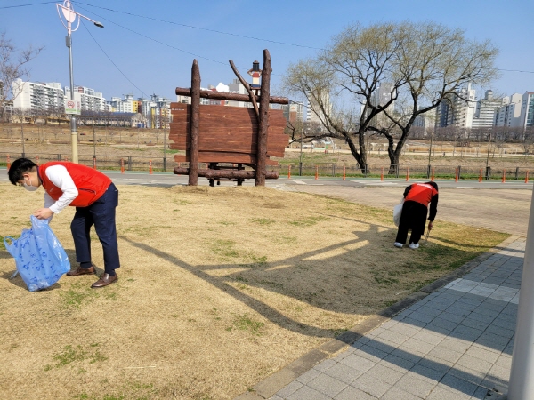 ▲ 한국건강관리협회 서울서부지부는 지난 22일(화) 세계 물의 날을 맞이해 안양천 생태공원에서 어스체크플로깅(Earth-Check Plogging) 봉사활동을 실시했다고 밝혔다.