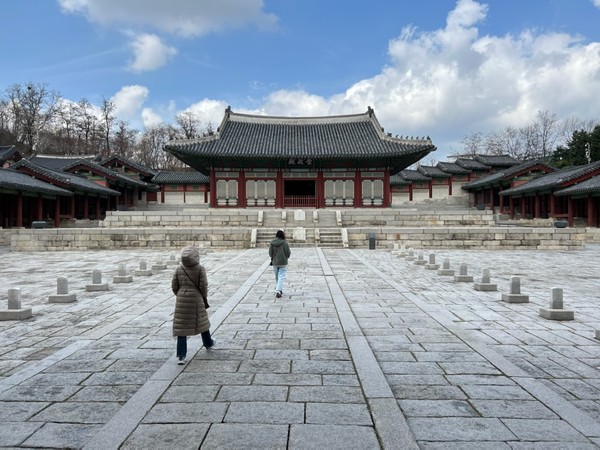 ▲ 한적해서 오히려 산책하기 좋은 경희궁이다. 말 그대로 아침 해를 받아 빛나고 있다.