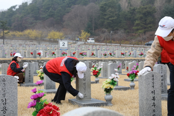 ▲ 한국건강관리협회는 지난 25일 서울 동작구에 있는 국립서울현충원을 방문해 묘역정화 봉사활동을 실시했다.