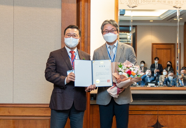 ▲ 이대비뇨기병원 이동현 병원장이 20년간 이대목동병원에서 비뇨의학과 교수로 환자 진료와 수술에 헌신한 공을 인정받아 3월 25일 서울시병원회 정기총회에서 서울특별시장 표창을 수상했다.