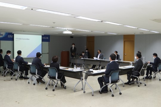 ▲ JW홀딩스는 서울 서초동 본사에서 올해 첫 번째 ‘ESG위원회 경영 보고회’를 진행하고 ESG 경영 강화를 천명했다고 30일 밝혔다.