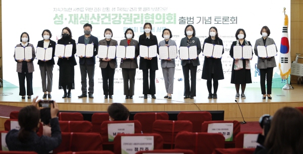 ▲ 한국머크 바이오파마는 지난 달 31일 국회의원회관에서 열린 ‘성ㆍ재생산건강권리협의회’ 출범식에서 민관 합동 협의회 참여 협약을 체결했다고 밝혔다.