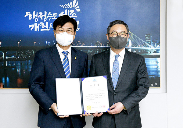 ▲ 신신제약은 세종특별자치시로부터 지방세 납세문화 진작 및 지방재정 기여에 대한 공로를 인정받아 ‘2022년도 성실납세 법인’으로 선정됐다고 15일 밝혔다.