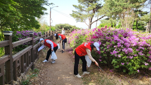 ▲ 한국건강관리협회는 지난 4월 27일 서울 강서구 궁산근린공원 일대에서 플로깅(Plogging) 활동을 전개했다.