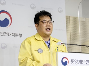 ▲ 논란이 많았던 실외 마스크 착용 의무가 다음달 2일부터 완화된다. 방역당국의 이 같은 완화 조치가 인수위와의 새로운 갈등을 야기할 수 있다는 점에서 또 다른 논란이 제기되고 있다.