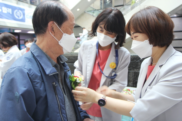 ▲ 대전을지대학교병원은 4일 병원 1층 로비에서 간호사회 ‘테나(TENA)’ 주최로 내원객 300여 명에게 카네이션을 달아드렸다.