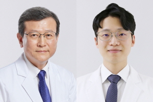 ▲ 김철 교수(좌)와 송준형 임상강사