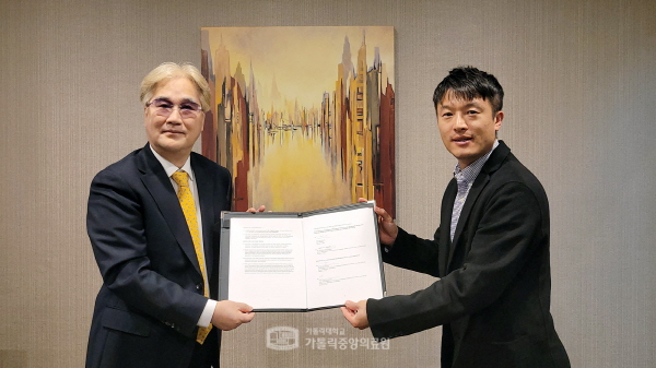 ▲ 가톨릭대학교 의과대학 김세웅 교수(서울성모병원 비뇨의학과)는 가톨릭대학교 기술지주 자회사인 그린메디신을 설립, 지난 9일 미국 최고 권위의 대마식물 헴프(HEMP)연구소인 ICR(이하 Institute of Cannabis Research, Colorado State University-Pueblo)와 업무협약을 맺었다.