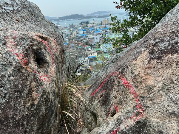 ▲ 노적봉 뒤쪽 바위에는 혈침의 흔적인 구멍을 쉽게 볼 수 있다.