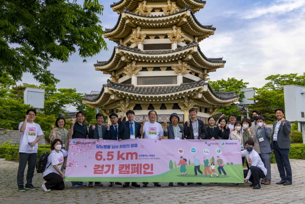 ▲ 동아쏘시오그룹은 지난 12일 경상북도 경주시 화백컨벤션센터에서 당뇨병학연구재단과 당뇨병을 넘어 희망의 걸음 ‘6.5km 걷기 캠페인’ 기념 행사를 실시했다고 13일 밝혔다.