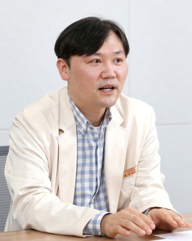 ▲ 홍 교수는 “베돌리주맙(제품명 킨텔레스)은 안전성 프로파일이 굉장히 좋다”면서 “베돌리주맙은 장에만 특이적으로 작용하는 기전(gut-seletive)을 통해 전신적인 부작용, 감염에 의한 결핵 등으로부터 안전할 수 있다”고 강조했다.