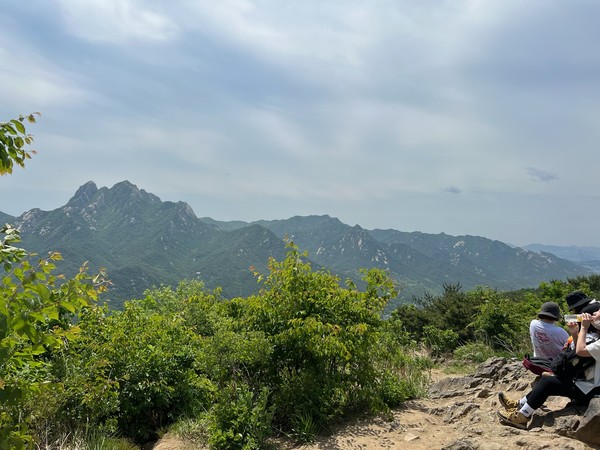 ▲ 노고산에서 북한산을 제대로 감상할 수 있다. 정상에 앉아 시원한 물 한잔 마시면 세상사 시름은 온데간데 없다.