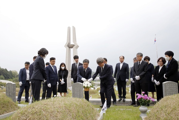 ▲ 전남대병원이 5ㆍ18 민주화운동 42주년을 맞아 지난 12일 국립 5ㆍ18민주묘지를 참배했다.