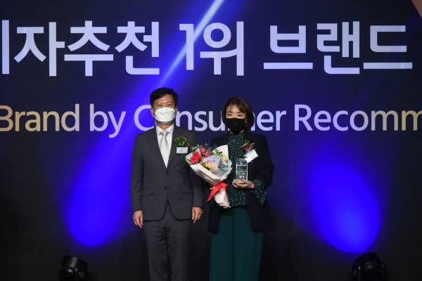 ▲ 대웅제약은 19일, 자사의 대표 일반의약품 우루사가 ‘2022 소비자추천 1위 브랜드’ 시상식에서 간 기능 개선제 부문 1위를 차지했다고 밝혔다. 