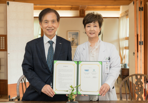 ▲ 이화여자대학교 의료원과 KAIST는 정밀의료 및 AI기반 디지털헬스케어 시스템 구축을 위한 기술협력을 위해 업무협약을 지난 19일 체결했다.