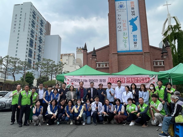 ▲ 전남대병원이 최근 광주 동구 호남동성당에서 건강사회 구현을 위한 노숙인 의료봉사를 했다.