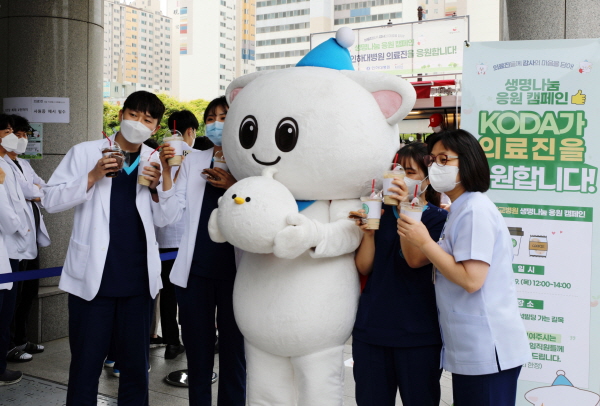 ▲ 인하대병원은 지난 19일 신경외과 현동근 교수가 KODA의 의료자문 위원으로, 장기이식센터 김현화ㆍ이유리 코디네이터(간호사)가 희망우체통 운영 위원으로 위촉됐다고 25일 밝혔다.