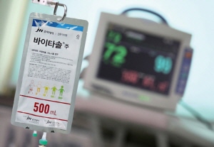 ▲ JW중외제약은 아미노산을 포함한 복합 성분의 비급여 영양수액 ‘바이타솔주 500㎖’를 출시했다.