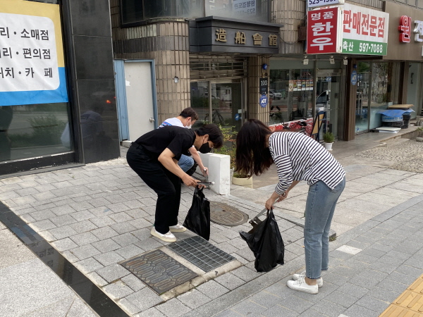 ▲ 유영제약은 지역사회 환경 보전을 위해 방배역 인근에서 환경정화 봉사활동을 펼쳤다고 17일 밝혔다.