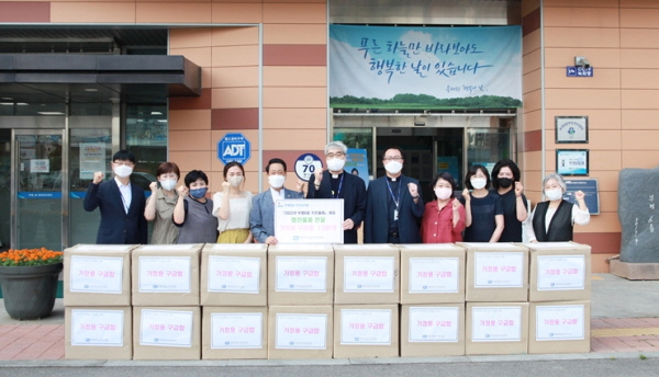 ▲ 가톨릭대학교 인천성모병원이 지난 21일 부평6동 주민자치회에 가정용 구급함 1500개를 전달했다.